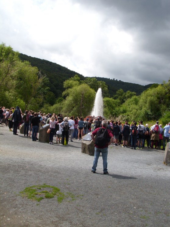Debut de l'eruption du geyser.JPG